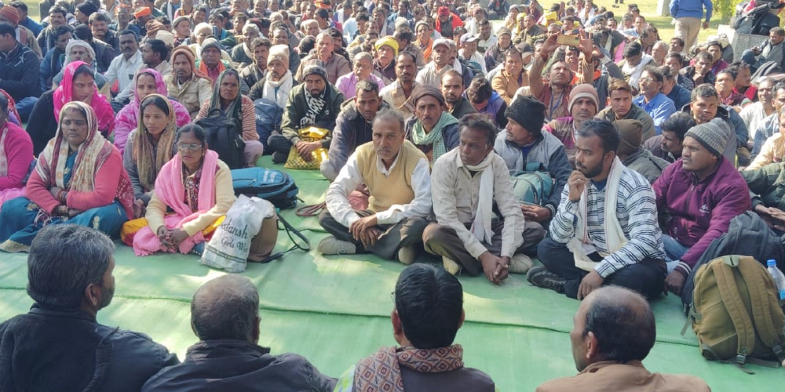 ग्राम पंचायतों के चौकीदार-भृत्य, रसोईया भोपाल पहुंचे:मंत्रियों के बंगलों से पहले शाहजहांनी पार्क में डेरा डाला