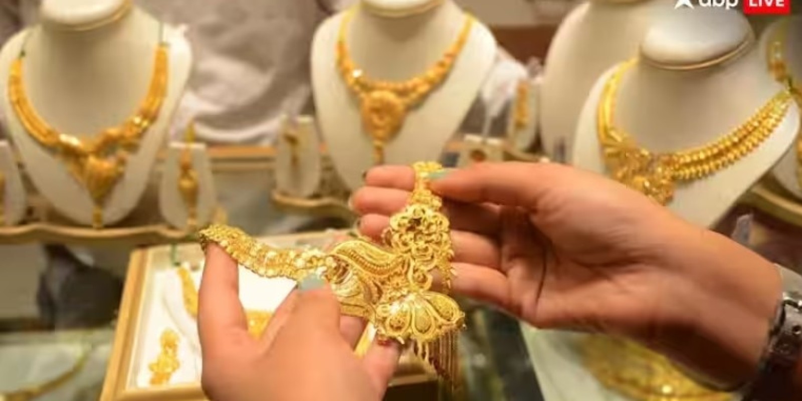 Gold Price : सोन्याची खरेदी करणाऱ्यांना मोठी संधी, दरात झाली घसरण, कोणत्या शहरात सोन्याला किती दर?