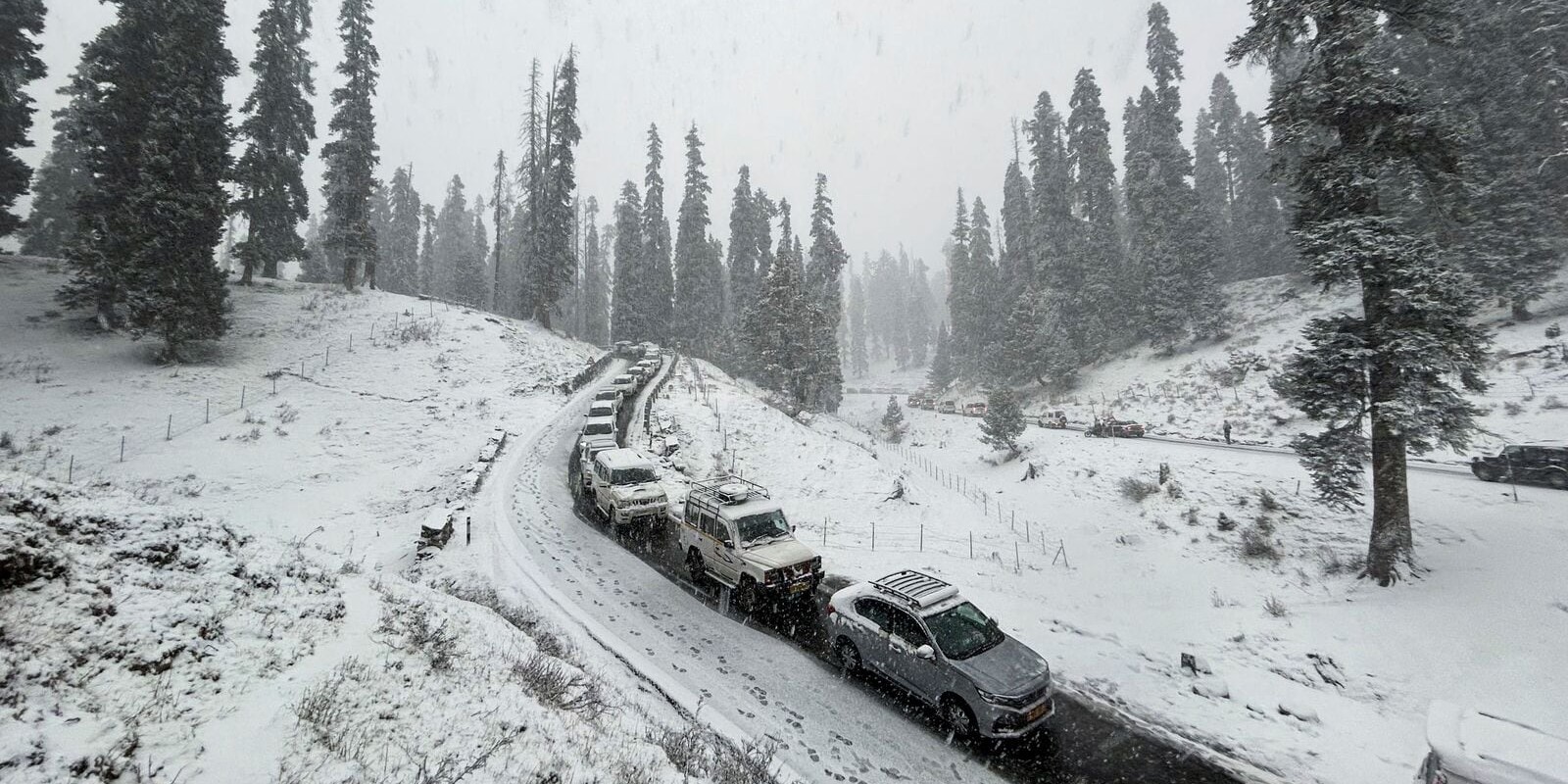 Himachal snowfall: 1,000 vehicles stuck between Solang, Atal Tunnel; severe cold wave alert on Christmas Day