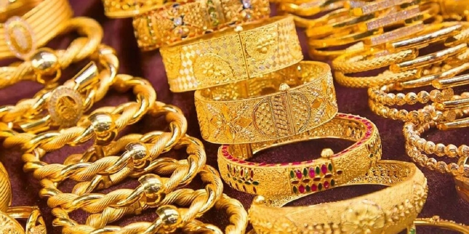 Gold Rate: क्रिसमस से पहले भरभराकर गिरा सोना, जानिए कैसा है चांदी का हाल