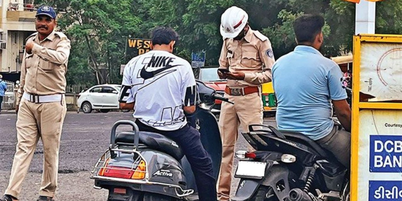 Traffic Rules : આ લોકોએ હેલ્મેટ ના પહેર્યું હોય તો પણ ટ્રાફિક પોલીસ નથી આપતી મેમો, જાણો કેમ ?