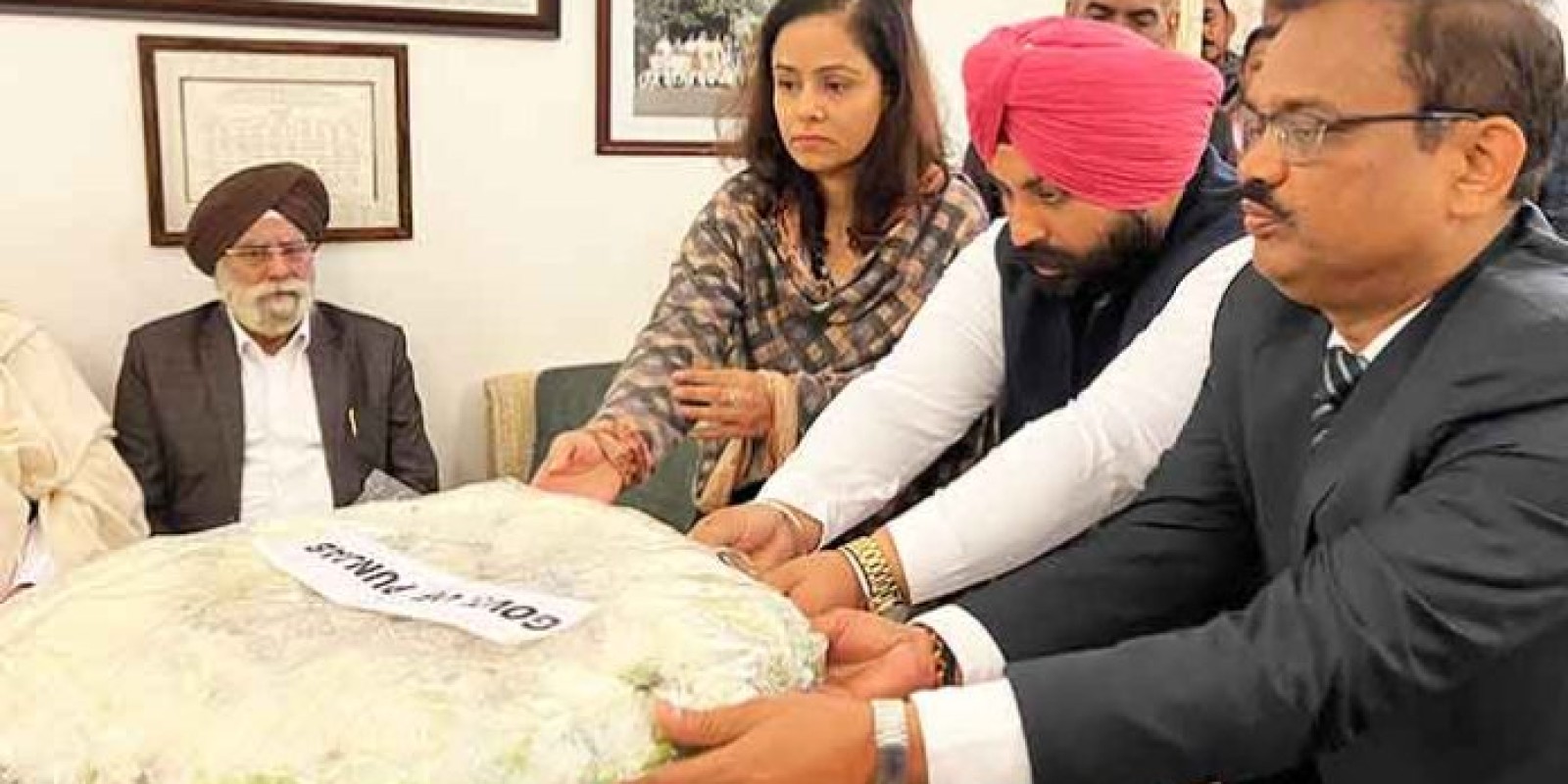 Harjot Bains and KAP Sinha pay homage on behalf of Punjab Govt to Dr Manmohan Singh