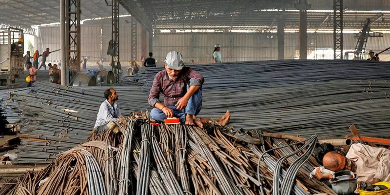 India's manufacturing sector struggles despite government incentives, impacting GDP growth.