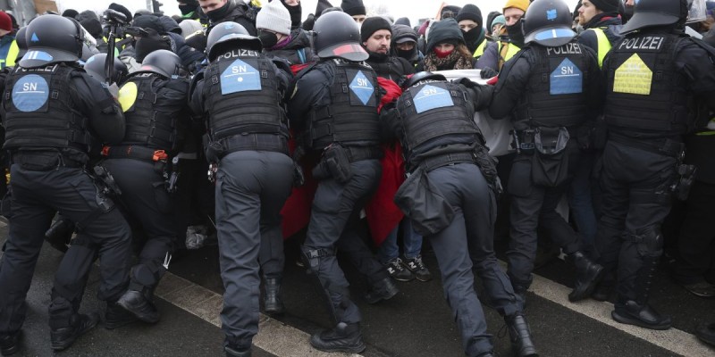 Germany's upcoming election sparks AfD convention and protests.