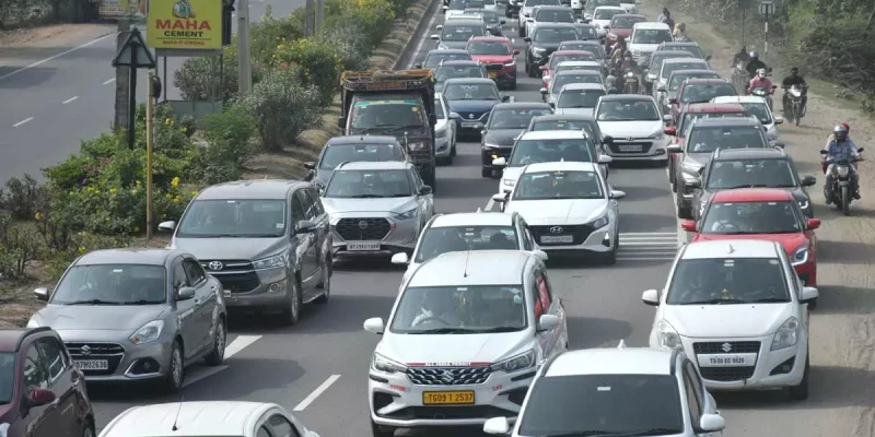 Heavy Sankranti rush on Vijayawada-Hyderabad National Highway.