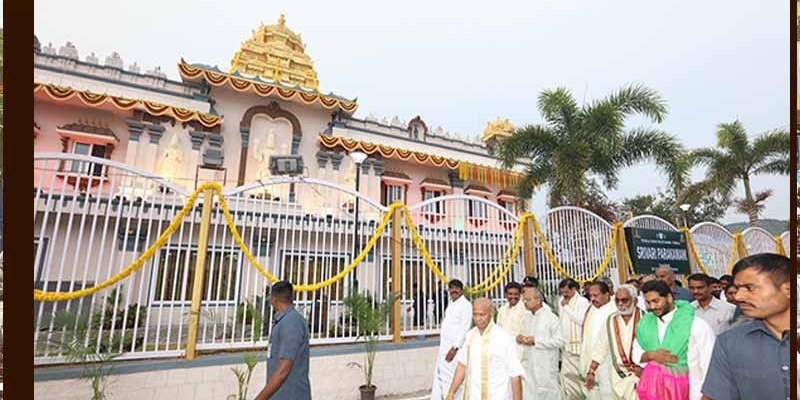 తిరుమల శ్రీవారి ఆలయంలో బంగారం చోరీకి యత్నం.