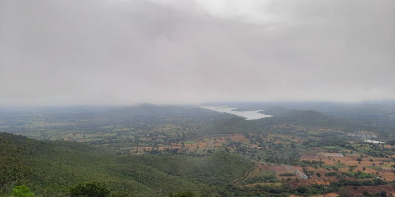 ಮೈಸೂರು: ಚಾಮುಂಡಿಬೆಟ್ಟದ ತಾಯಿಗೆ ಪ್ರವಾಸಿಗರ ಭಕ್ತಿ