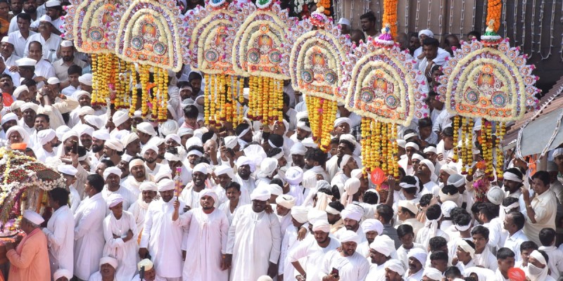 ವಿಜಯಪುರದ ಸಿದ್ಧೇಶ್ವರ ಜಾತ್ರೆ: ಅಕ್ಷತಾರ್ಪಣೆ ಮತ್ತು ಸಂಭ್ರಮದ ವರದಿ