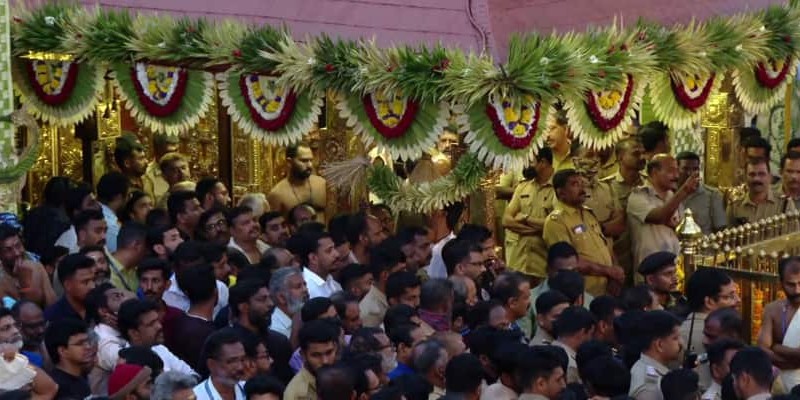 ശബരിമലയിൽ മകരവിളക്ക്; ഭക്തരുടെ ആഘോഷം, അയ്യപ്പൻ തിരുവാഭരണ വിഭൂഷിതൻ