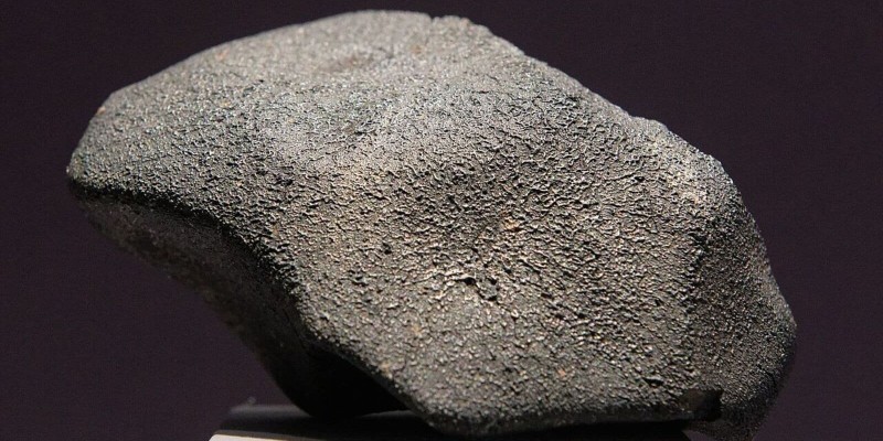 Ancient 100kg meteorite reveals solar system's early formation secrets.