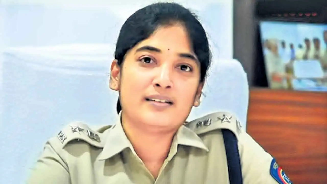 స్కూల్ డ్రాప్‌అవుట్ అంబిక,  ఐపీఎస్ అధికారిగా విజయం సాధించింది.