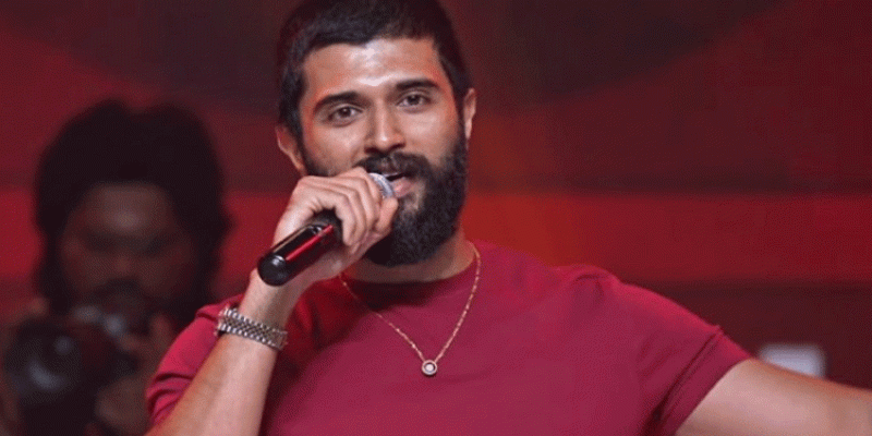 విజయ్ దేవరకొండ సీనియర్ హీరోయిన్ తో నటించాలనుకుంటున్నారు.