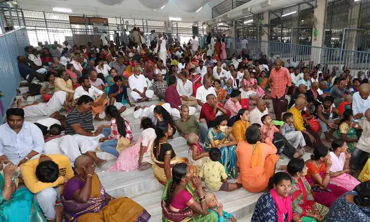 తిరుమలలో భక్తుల రద్దీ, 31 కంపార్టుమెంట్లు నిండిపోయాయి