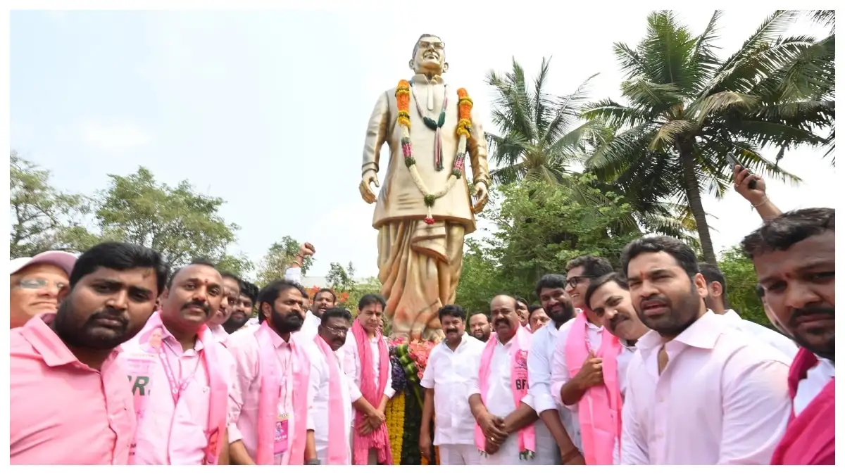 కేటీఆర్​ తెలంగాణ ఉద్యమ అమరవీరులకు నివాళులు అర్పించారు  బీఆర్‌ఎస్ వర్ధంతి సందర్భంగా