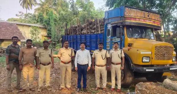 ಕೈಕಂಬದಲ್ಲಿ ಅಕ್ರಮ ಕಟ್ಟಿಗೆ ಸಾಗಾಟದ ಲಾರಿ ವಶ