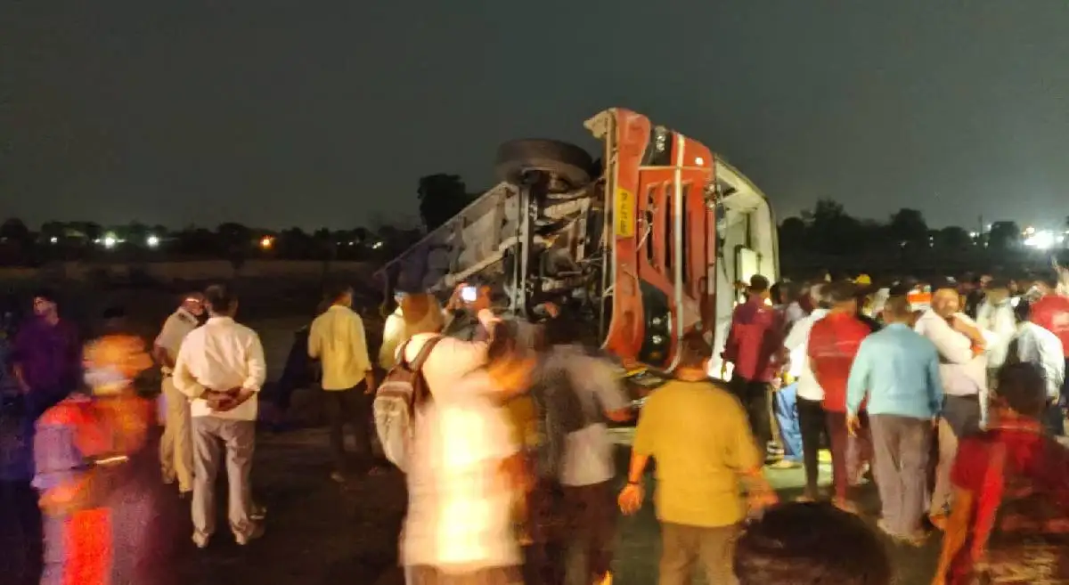 नाशिक-पुणे एसटी बस अपघात; 14 जखमी, जीवितहानी टळली
