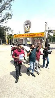 पहलगाम हमले के विरोध में छात्रों ने निकाली शवयात्रा
