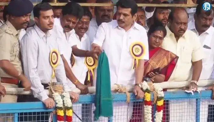 செந்தில் பாலாஜி கோவையில் ஜல்லிக்கட்டு போட்டியைத் தொடங்கி வைத்தார்