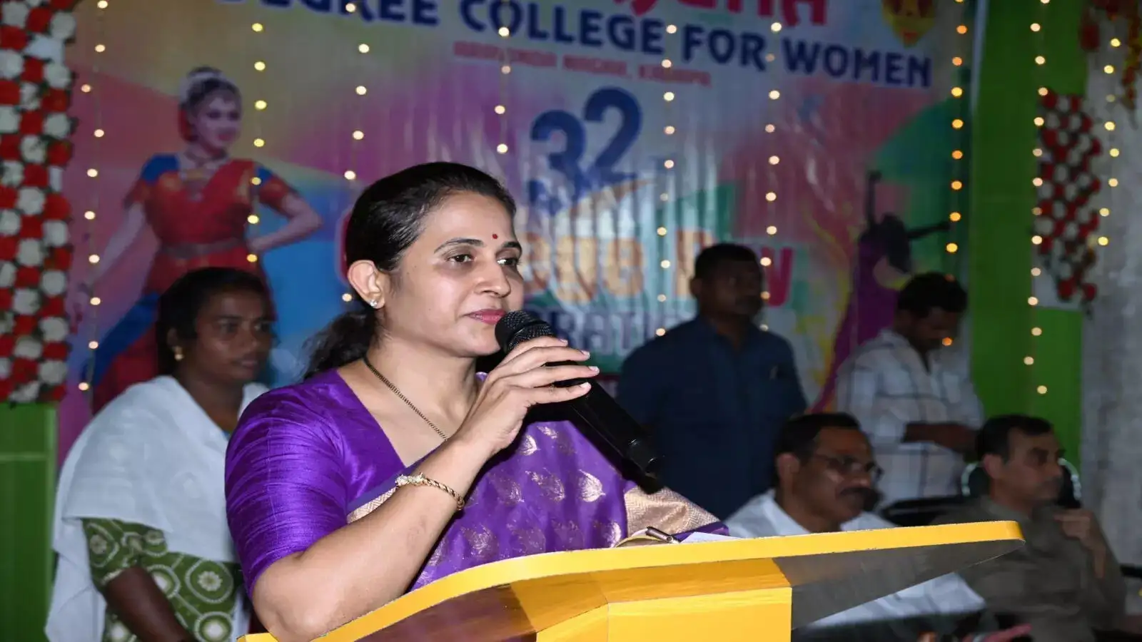 టీడీపీ ఎమ్మెల్యే పీఏపై మహిళను ట్రాప్ చేశారనే ఆరోపణలు