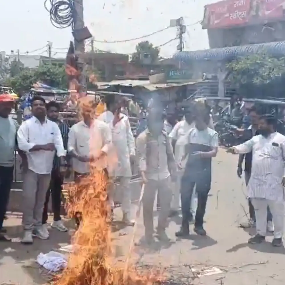 पहलगाम हमले का विरोध: मोदी राठौर युवा सेना का प्रदर्शन और पाकिस्तान का पुतला दहन