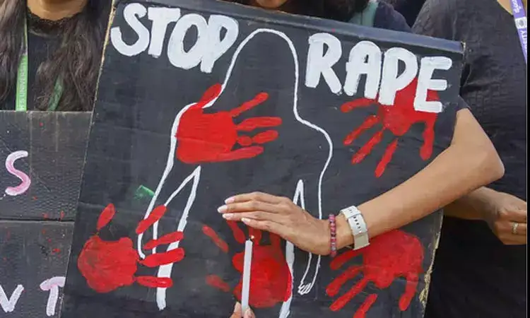 ரயில் நிலையத்தில் பெண் கடத்தப்பட்டு கூட்டு பாலியல் வன்கொடுமை செய்யப்பட்டது