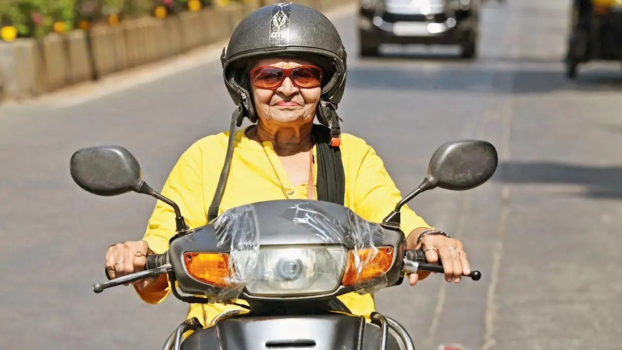 74-year-old woman aids Mumbai Police for over 30 years.