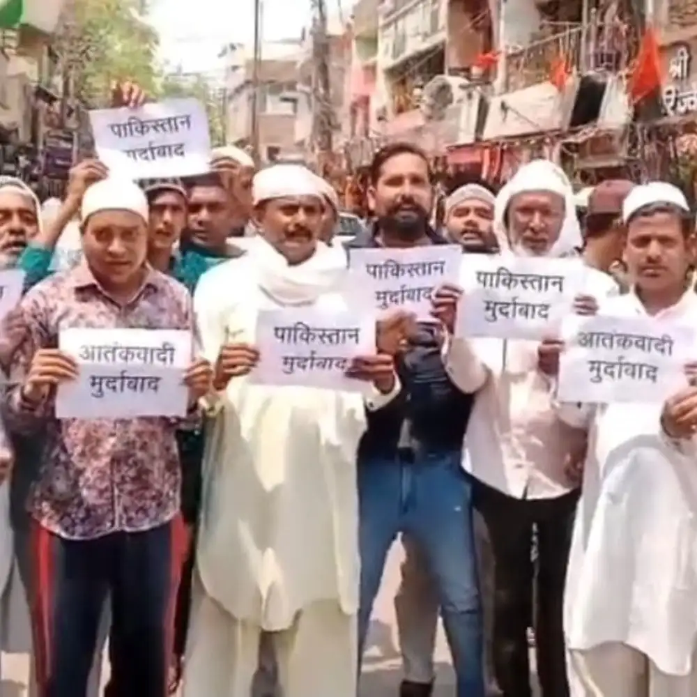 पहलगाम हमले के विरोध में मुस्लिम समाज का प्रदर्शन