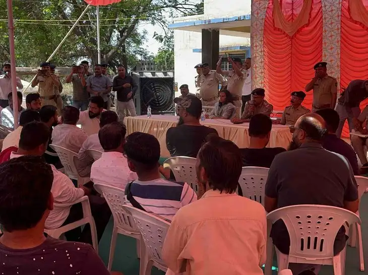 અમીરગઢ ચેકપોસ્ટ પર જપ્ત વાહનોની હરાજી: 13.80 લાખમાં વેચાયા