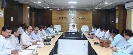 शिक्षकों और स्कूलों के युक्तिकरण की प्रक्रिया पूरी पारदर्शिता से पूरी करे: कलेक्टर