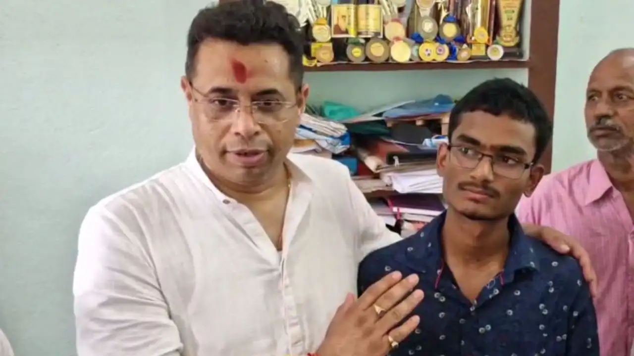 মাধ্যমিকে দ্বিতীয় স্থান, সৌম্যকে রাজনীতিতে আসার প্রস্তাব