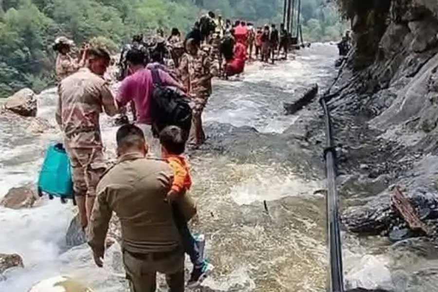 সিকিমে ভূমিধসে আটকে পর্যটক উদ্ধার: পুলিশ ও স্থানীয়দের উদ্যোগ