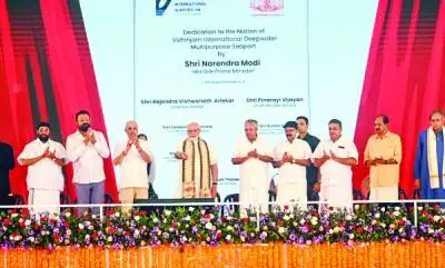 വിഴിഞ്ഞം തുറമുഖം; പിണറായിയുടെ പ്രഖ്യാപനം, പ്രധാനമന്ത്രിയെ വേദിയിൽ