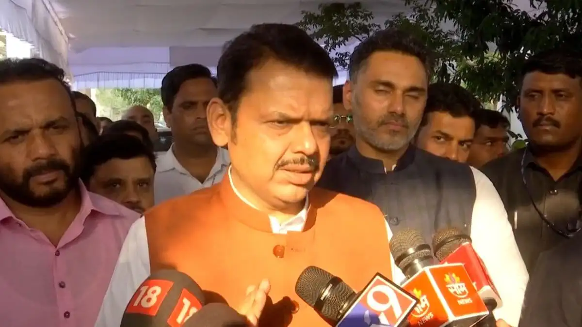 पहलगाम दहशतवादी हल्ला: फडणवीस यांची शरद पवारांवर टीका आणि प्रतिक्रिया.