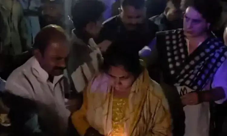 பிரியங்கா காந்தி கேரள விபத்து பாதிக்கப்பட்டோருக்கு உதவி செய்தார்