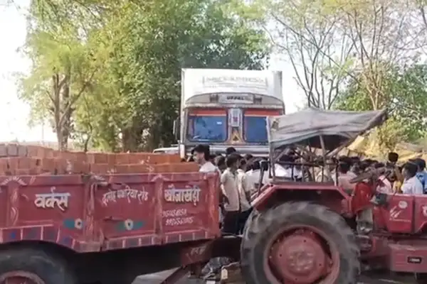 दमोह में सड़क हादसा: तेज रफ़्तार ट्रक ने घर में घुसकर पिता-पुत्र को मारा