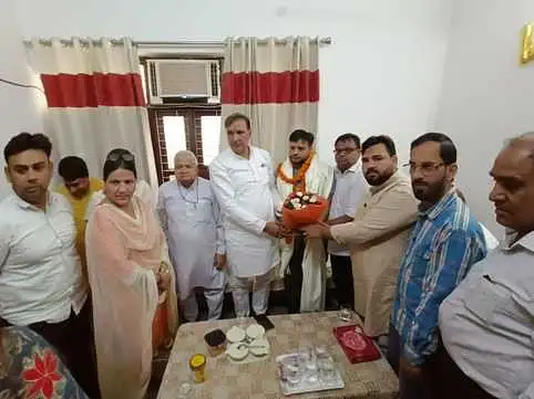 रोहतक में यूपीएससी परीक्षा उत्तीर्ण रवींद्र कुमार को सम्मानित किया गया।