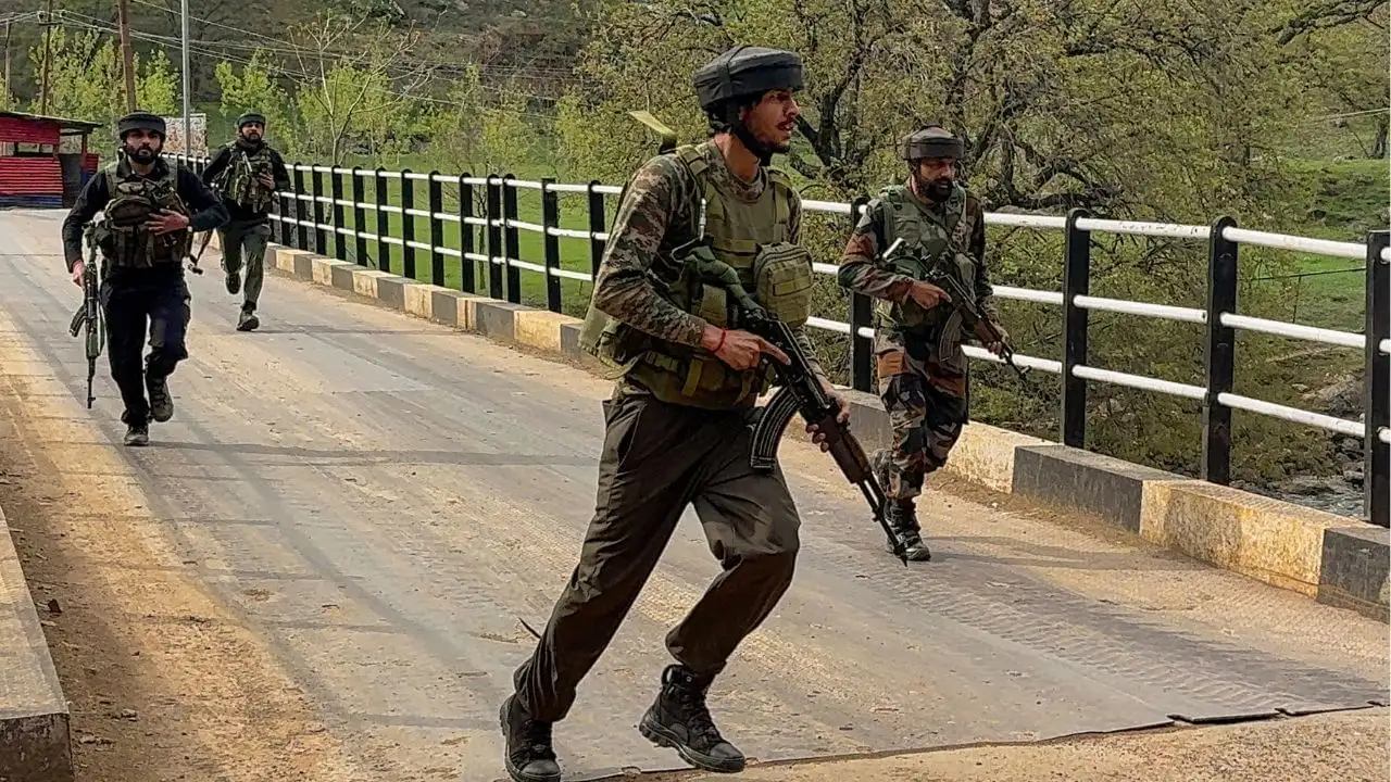 भारत के हमले के बाद पाकिस्तान ने की एलओसी पर फायरिंग