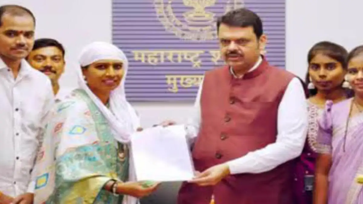 २६/११ शहीद पोलिस अधिकाऱ्याच्या पत्नीची मुख्यमंत्र्यांनी उपअधीक्षक पदावर नियुक्ती केली.