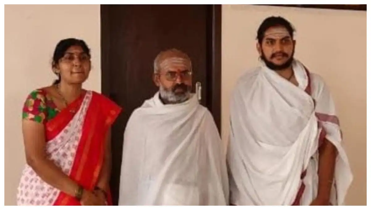 దుడ్డు గణేష్ శర్మ కంచి కామకోటి పీఠం ఉత్తరాధికారిగా నియమితులయ్యారు.