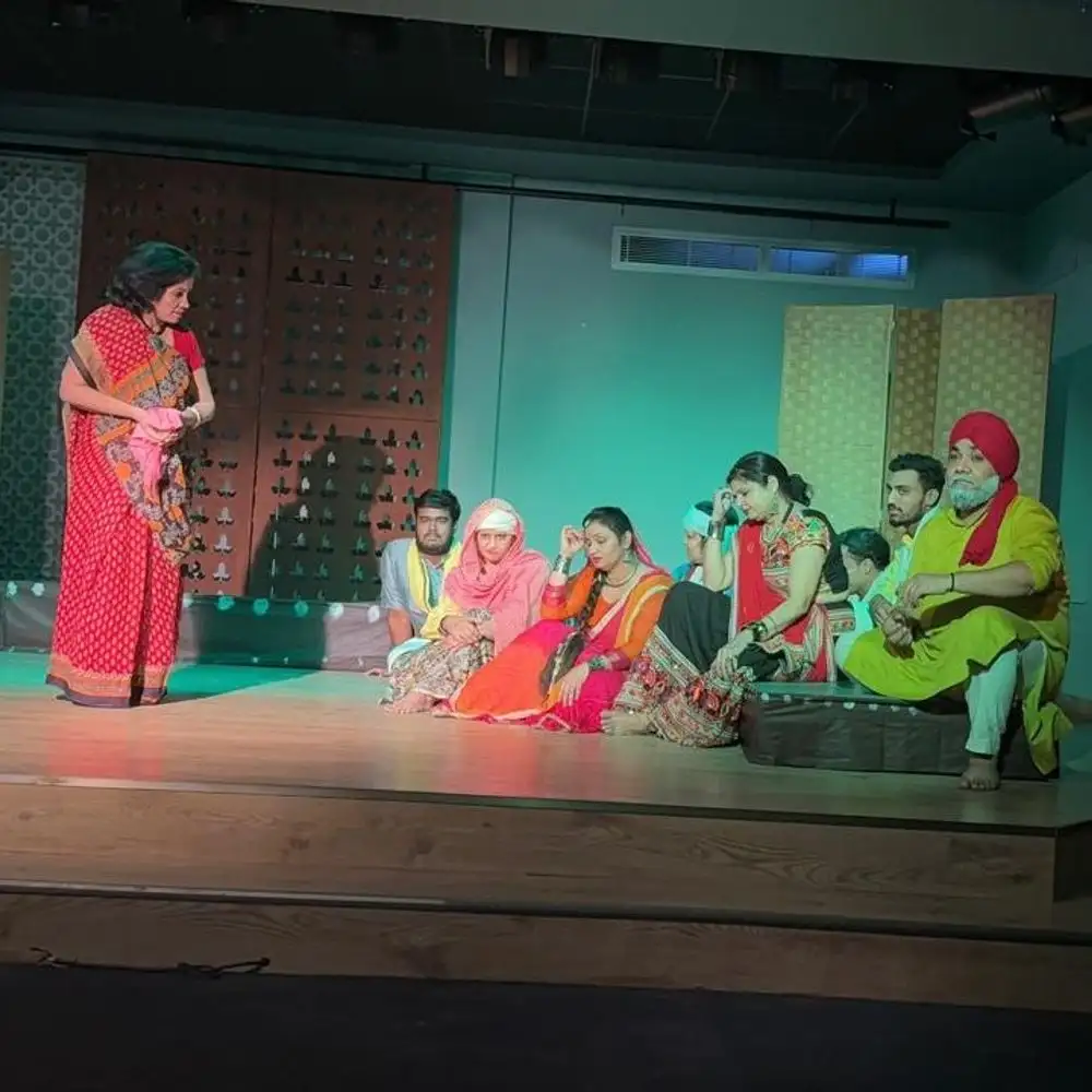लखनऊ में 'द मॉकिंग बर्ड्स' ने मार्केज की कहानी पर आधारित नाटक का मंचन किया।