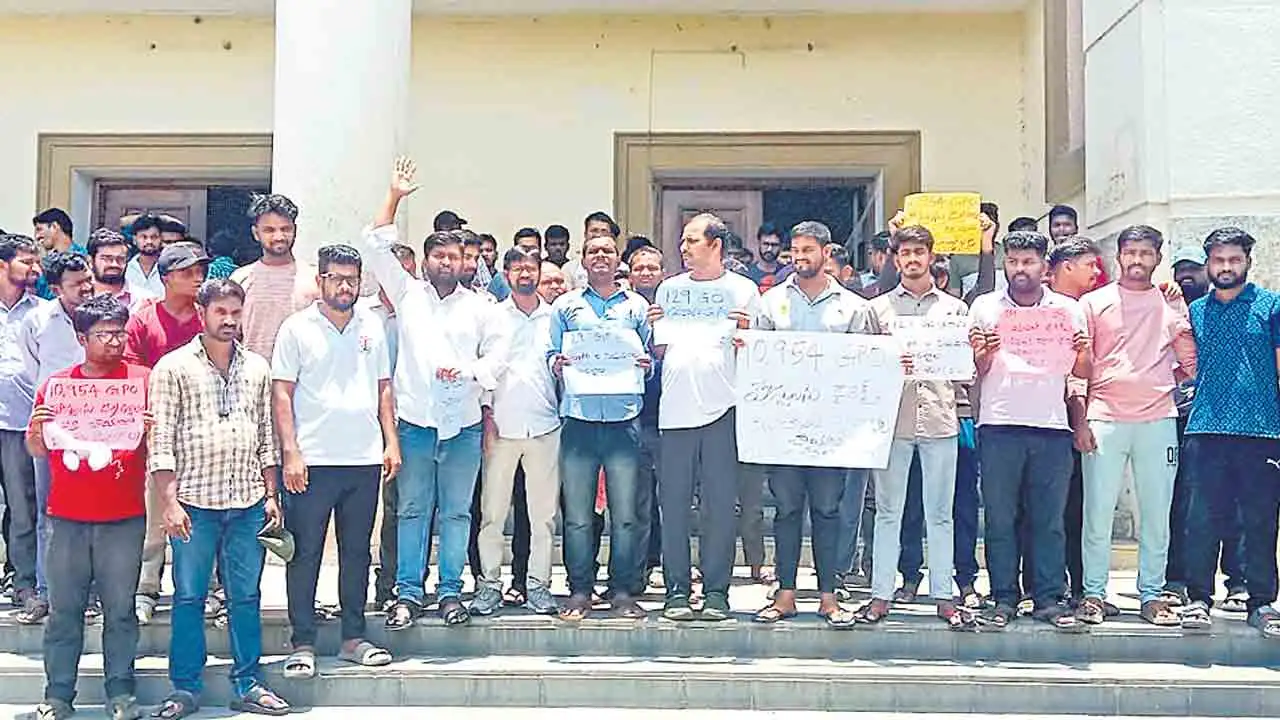 తెలంగాణలో నిరుద్యోగుల నిరసన - జాబ్ క్యాలెండర్ విడుదల డిమాండ్