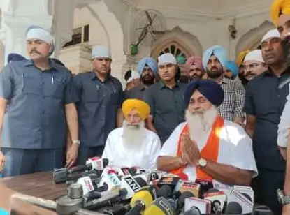 ਸੁਖਬੀਰ ਬਾਦਲ ਨੇ ਤਖ਼ਤ ਸਾਹਿਬਾਨ ਬਾਰੇ ਕੀਤੇ ਬਿਆਨ ਲਈ ਘਿਰੇ ਹੋਏ ਹਨ।