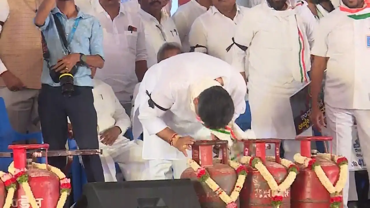 ಕಾಂಗ್ರೆಸ್‌ನಿಂದ ಸಿಲಿಂಡರ್ ದರ ಏರಿಕೆ ವಿರೋಧ, ಬಿಜೆಪಿಗೆ ಪ್ರತಿಭಟನೆ
