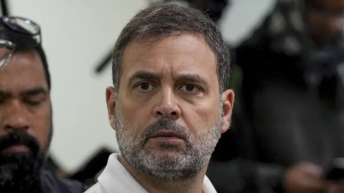 सुप्रीम कोर्टाने राहुल गांधींना स्वातंत्र्यवीर सावरकर यांच्याबाबतच्या विधानांसाठी फटकारले.