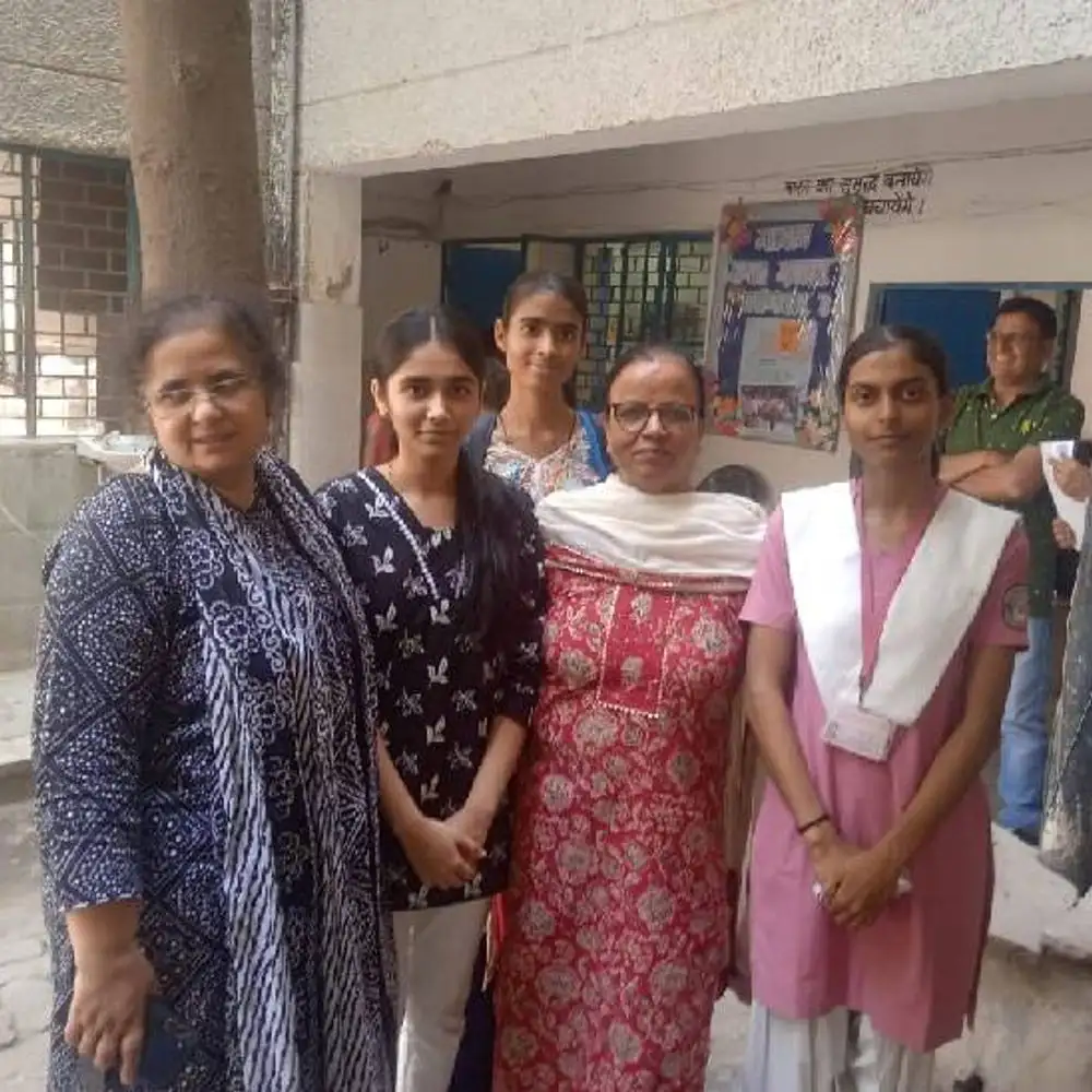 नोएडा की अनुष्का, 12वीं टॉपर, IAS बनना चाहती हैं