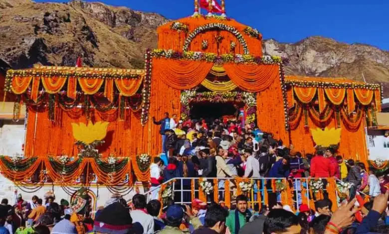 બદરીનાથના કપાટ ખુલ્યા, ભક્તો પર પુષ્પવર્ષા થઈ