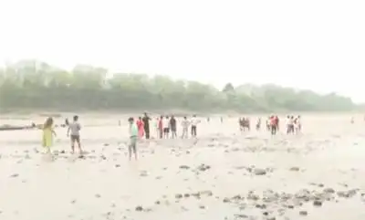 ഇന്ത്യ രണ്ട് ഡാമുകൾ അടച്ചു; ചെനാബ് നദിയിൽ ജനങ്ങൾ നടക്കുന്നു