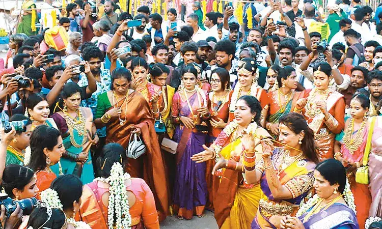 கூத்தாண்டவர் கோவிலில் திருநங்கைகள் திருமணம் செய்து கொண்டனர்
