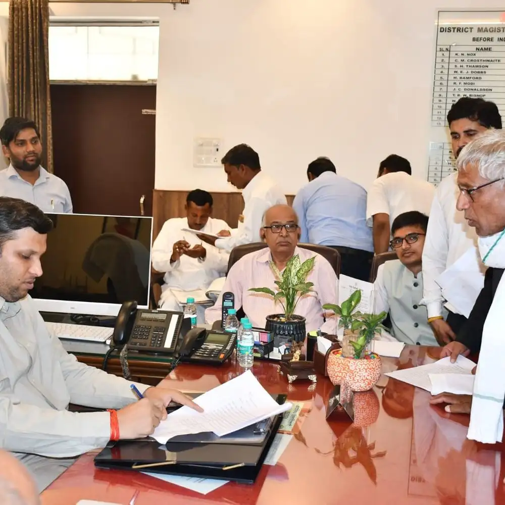 प्रयागराज एसडीएम मेजा को जनशिकायतों में लापरवाही के कारण निलंबित किया गया।