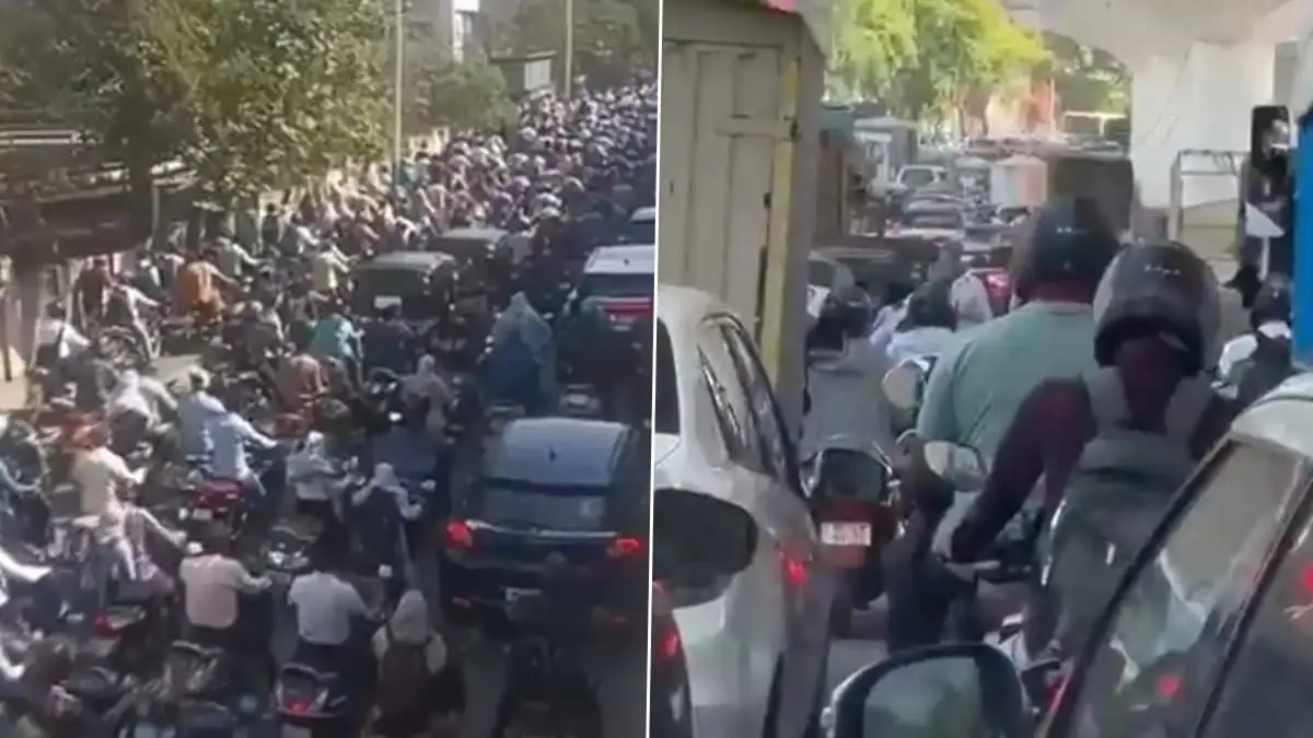 पुण्यातील सिंहगड रस्त्यावर भीषण वाहतूक कोंडी, किलोमीटरोंपर्यंत वाहने अडकली.